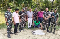 पकड़ा गया आरोपी के साथ SSB टीम फोटो सोर्स SSB X अकाउंट