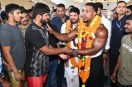 बृजभूषण सिंह के साथ एश्टन हॉल पहलवानों से बातचीत करते