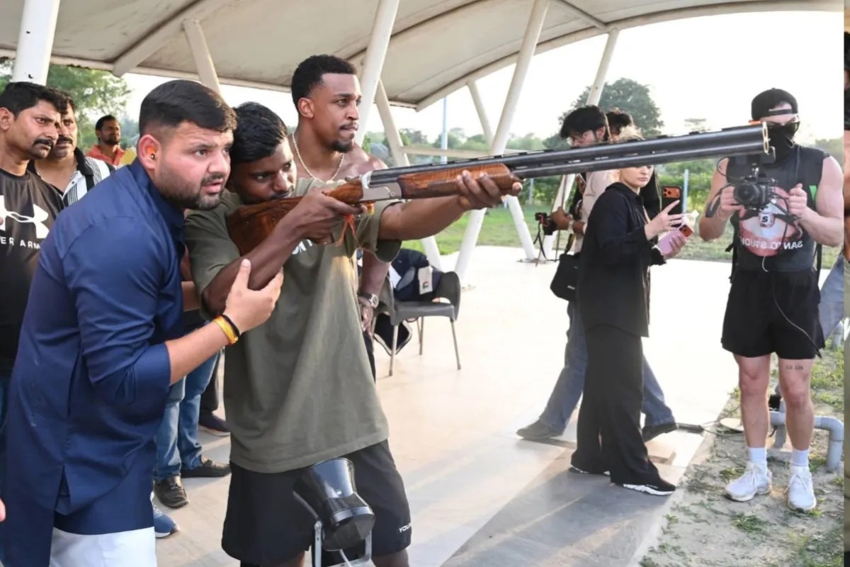 बीजेपी सांसद करन भूषण के साथ निशाना लगाते एशटन हॉल के दोस्त योगेंद्र फोटो सोर्स सांसद फेसबुक अकाउंट