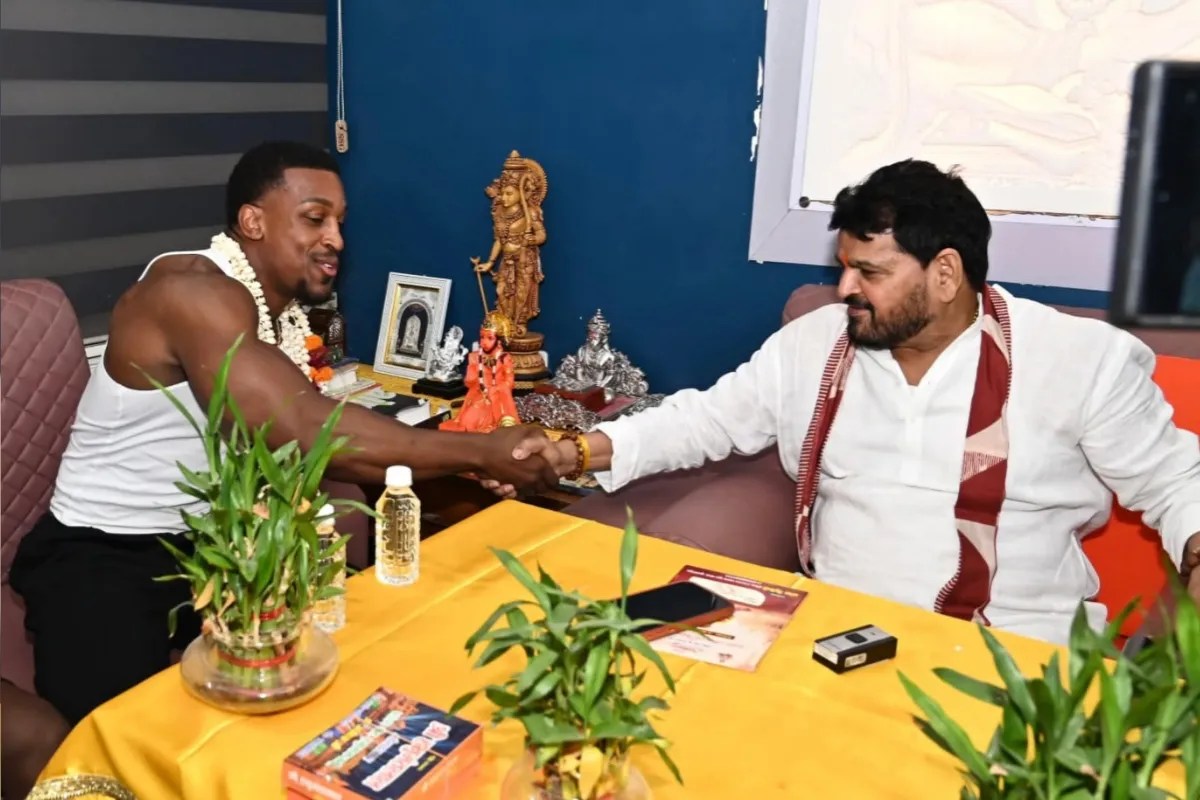 अमेरिका फिटनेस स्टार एश्टन हॉल बृजभूषण सिंह से हाथ मिलाते फोटो सोर्स फेसबुक अकाउंट