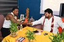अमेरिका फिटनेस स्टार एश्टन हॉल बृजभूषण सिंह से हाथ मिलाते फोटो सोर्स फेसबुक अकाउंट