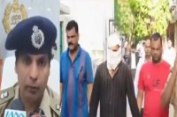 पकड़ा गया आरोपी जानकारी देते अधिकारी फोटो सोर्स IANS