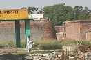 अस्थियों को थैली में भरकर ले जाता ताहिर फोटो सोर्स वायरल वीडियो