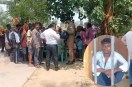 गांव में लोगों की जुटी भीड़ पूछताछ करती पुलिस वायरल फ़ोटो