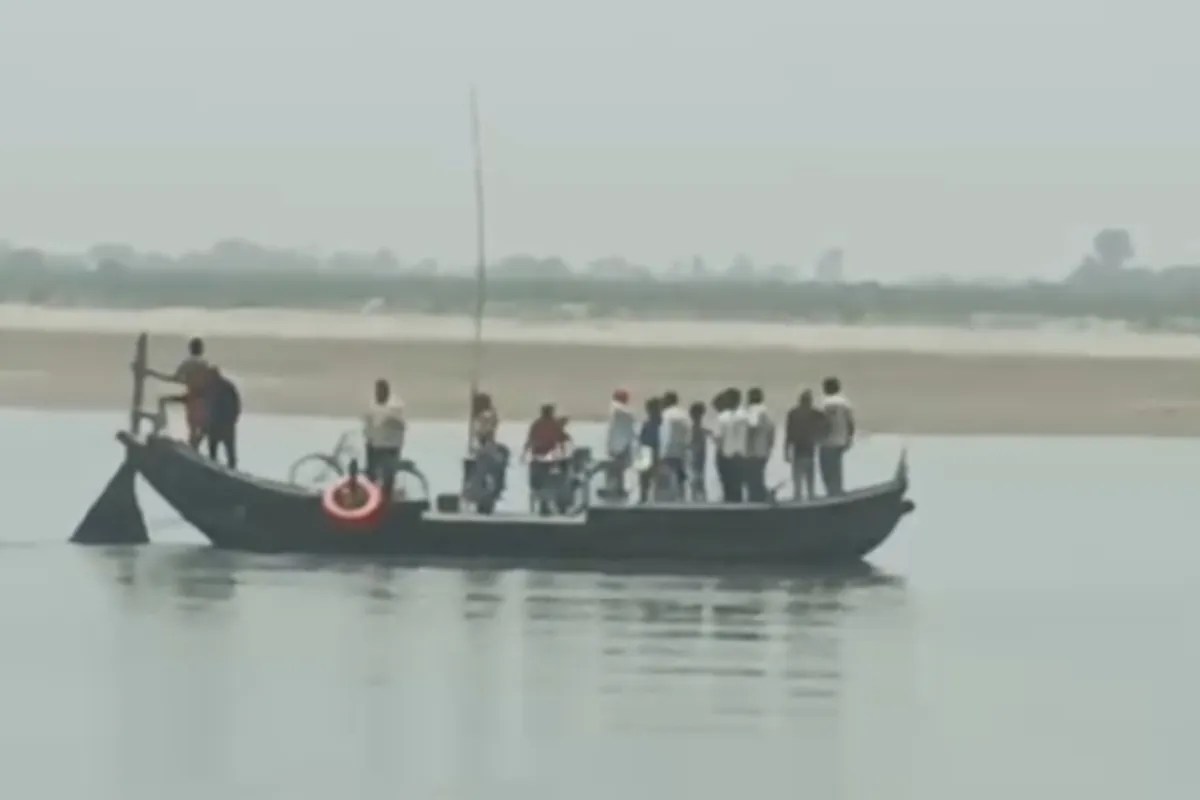 नदी में तलाश करते ग्रामीण फोटो सोर्स पत्रिका