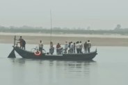 नदी में तलाश करते ग्रामीण फोटो सोर्स पत्रिका