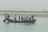 नदी में तलाश करते ग्रामीण फोटो सोर्स पत्रिका