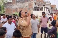 नाबालि लड़की को टावर से नीचे उतरने की अपील करते पुलिसकर्मी सोर्स वायरल वीडियो स्क्रीनशॉट