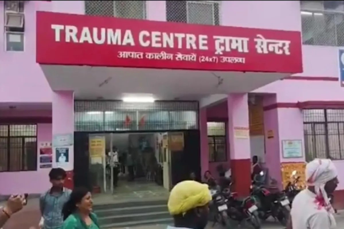अस्पताल पहुंचे रिश्तेदार फोटो सोर्स IANS