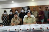 प्रेस वार्ता करते एसपी पकड़े गए आरोपी फोटो सोर्स विभाग