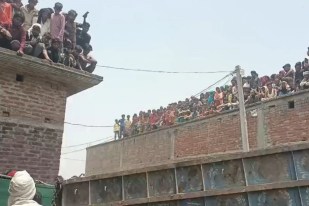 तेंदुआ की दहशत से छत पर चढ़े ग्रामीण वायरल फोटो