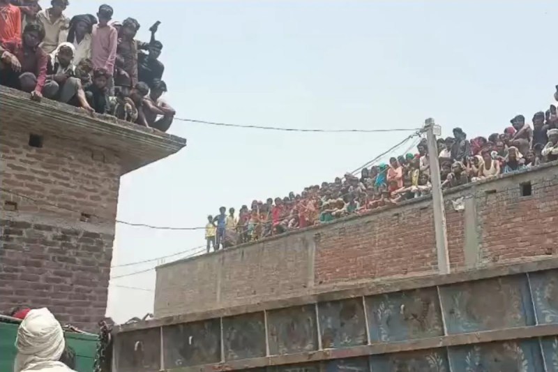 तेंदुआ की दहशत से छत पर चढ़े ग्रामीण वायरल फोटो