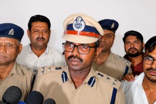 घटना के संबंध में जानकारी देते एसपी फोटो सोर्स पुलिस X अकाउंट