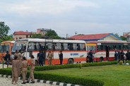 बस से नेपाली युवक यूतियों को पहुंचाया गया फोटो सोर्स दिल्ली स्थित नेपाल दूतावास X अकाउंट