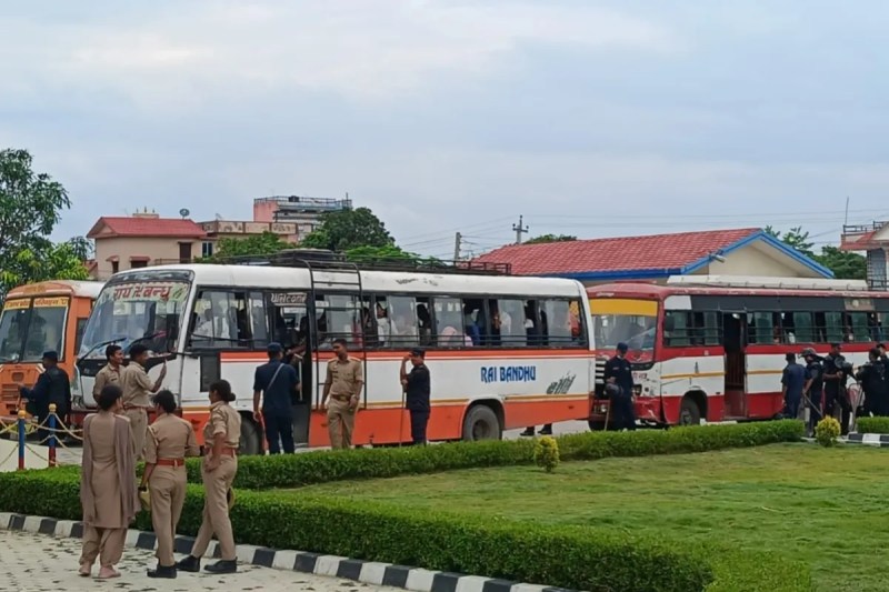 बस से नेपाली युवक यूतियों को पहुंचाया गया फोटो सोर्स दिल्ली स्थित नेपाल दूतावास X अकाउंट