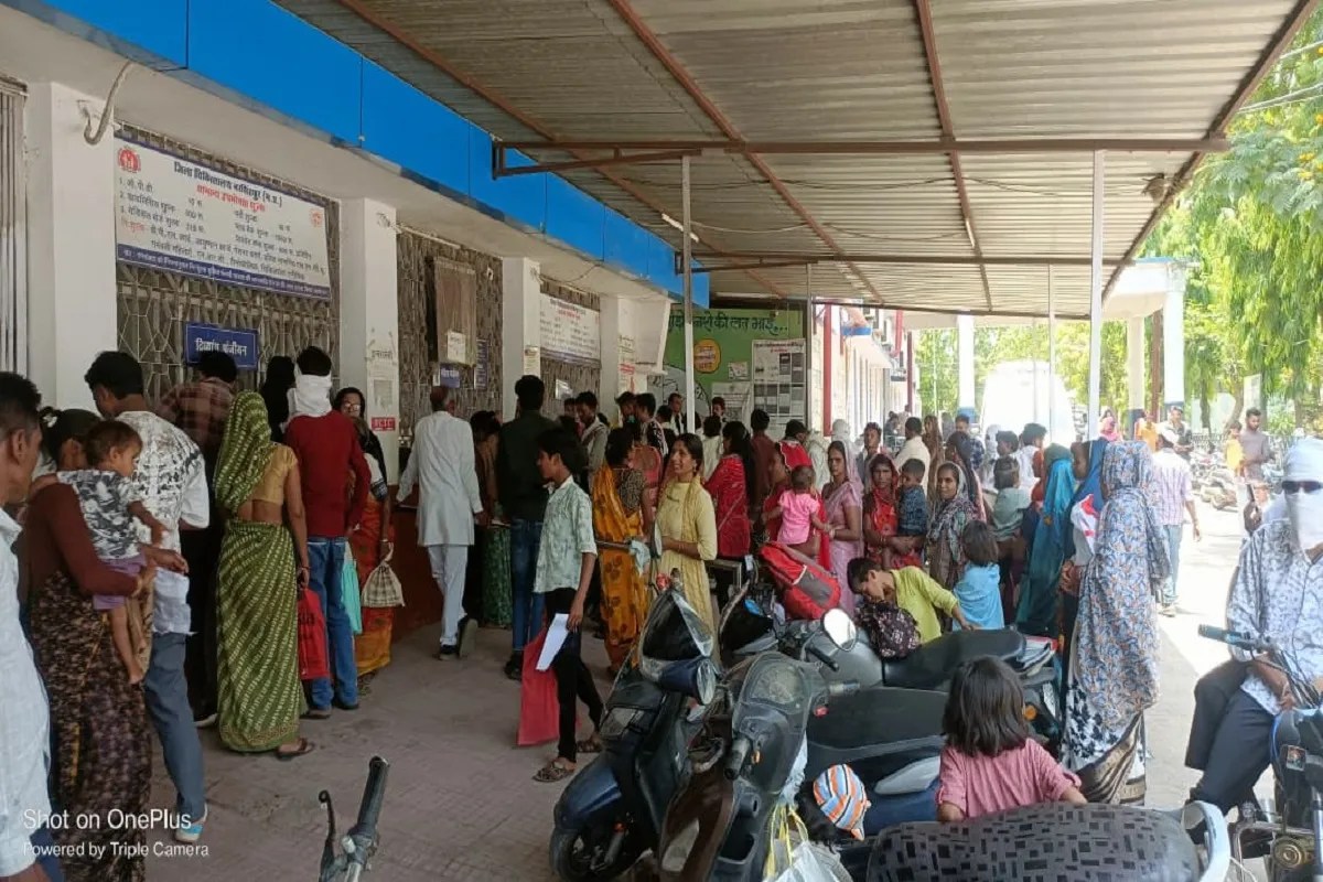 जिले में 44.4 डिग्री सेल्सियस तक पहुंच रहे तापमान व भीषण गर्मी के साथ अब मौसमी बीमारियों का असर भी तेज होने लगा है। जिला अस्पताल में उल्टी-दस्त, बुखार और वायरल संक्रमण के मरीजों की संख्या लगातार बढ़ रही है। हालात यह हैं कि ओपीडी काउंटरों पर पर्ची बनवाने के लिए मरीजों की लंबी कतारें लग रही हैं,
