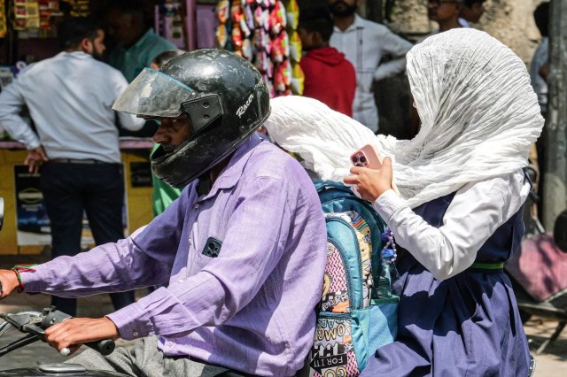 
लू के प्रकोप के चलते 31 मई तक छुट्टी घोषित, बच्चों की सुरक्षा को प्राथमिकता   (फोटो सोर्स : भाषा WhatsApp News Group) 