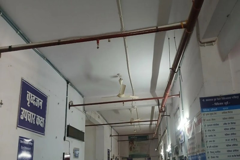 जिला अस्पताल में फायर सेफ्टी सिस्टम का कार्य करीब तीन साल बाद भी अधूरा पड़ा है। कार्य एंजेसी की लापरवाही अस्पताल में आने वाले मरीजों और कार्यरत कर्मचारियों की सुरक्षा पर भारी पड़ रही है।
