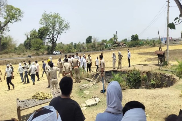 जिले के तेंदूखेड़ा नगर में वार्ड क्रमांक 14 स्थित एक खेत में बने कुएं में गिरे मादा तेंदुआ की कुएं से सुरक्षित निकासी गुरुवार की देर रात करीब साढ़े 10 बजे हो सकी। वह भी तब जब रात का सन्नाटा बढ़ा, मौके पर मौजूद वन अमले ने अपने वाहनों की लाइट बुझाईं