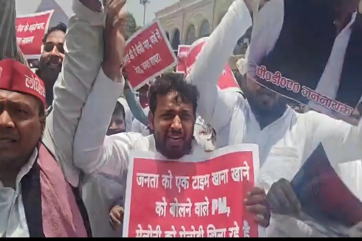 हजरतगंज चौराहे पर जोरदार प्रदर्शन, पुलिस से झड़प के बाद कार्यकर्ता हिरासत में (फोटो सोर्स : भाषा WhatsApp News Group)