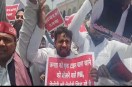 हजरतगंज चौराहे पर जोरदार प्रदर्शन, पुलिस से झड़प के बाद कार्यकर्ता हिरासत में (फोटो सोर्स : भाषा WhatsApp News Group)