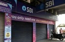 लंबित मांगों को लेकर कर्मचारियों का प्रदर्शन, ग्राहकों को समय रहते काम निपटाने की सलाह (फोटो सोर्स : भाषा WhatsApp News Group)