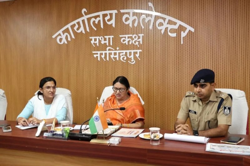 महिलाओं व बालिकाओं की सुरक्षा, उनके स्वास्थ्य, स्वावलंबन और अधिकारों से जुड़े विभिन्न गंभीर मुद्दों पर राज्य महिला आयोग की सदस्य साधना स्थापक ने विस्तार से समीक्षा की। जिले से महिलाओं और बालिकाओं के गायब होने के मामलों पर चिंता व्यक्त की।