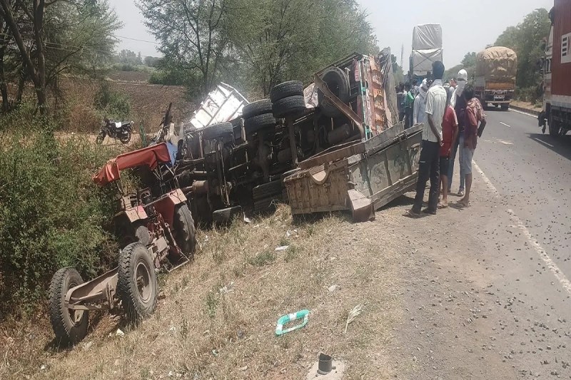 नरसिंहपुर-सागर हाइवे क्रमांक 44 पर बरमान चौकी क्षेत्र में शनिवार को दो सडक़ हादसे हुए। जिसमें दो लोगों की मौत हो गई वहीं एक बालक समेत तीन लोग घायल हो गए। शनिवार की सुबह करीब 11 बजे नरसिंहपुर-सागर हाइवे क्र्रमांक 44 पर ढिगसरा तिराहा के पास भीषण हादसा हो गया।