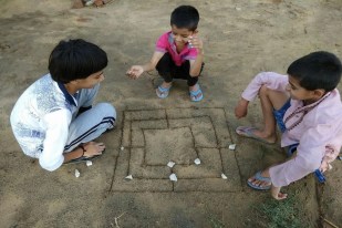 घर में ग्रुप बनाकर मोबाइल गेम खेलते बच्चे।