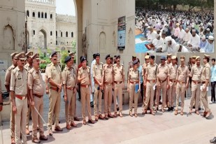 लखनऊ में अकीदत और भाईचारे के साथ मनाई गई ईद-उल-अजहा, टीले वाली मस्जिद में उमड़ी नमाजियों की भारी भीड़   (फोटो सोर्स : भाषा WhatsApp News Group) 