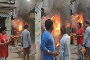 शॉर्ट सर्किट से मची अफरा-तफरी, दमकल टीम की मशक्कत के बाद आग पर पाया गया काबू (फोटो सोर्स : भाषा WhatsApp News Group)