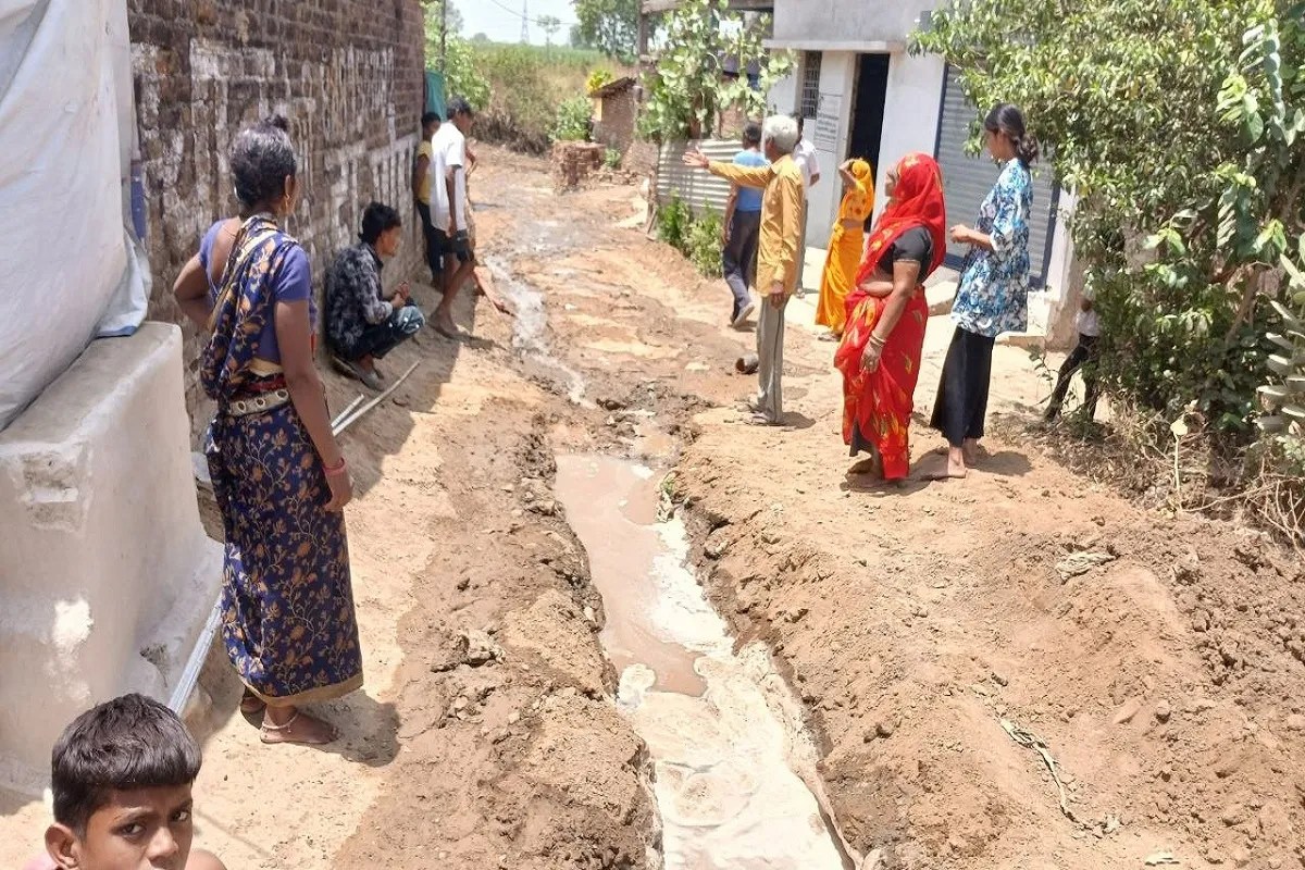नगरीय क्षेत्र में सीवर लाइन निर्माण कार्य अब लोगों के लिए राहत नहीं, बल्कि मुसीबत का कारण बनता जा रहा है। गुरुवार को नगर के महारानी लक्ष्मीबाई वार्ड के भटिया टोला में हालात उस समय बिगड़ गए, जब बुधवार की शाम को सीवर लाइन की खुदाई के दौरान मशीनों ने नालियों और पेयजल पाइपलाइन कनेक्शनों को क्षतिग्रस्त कर दिया।