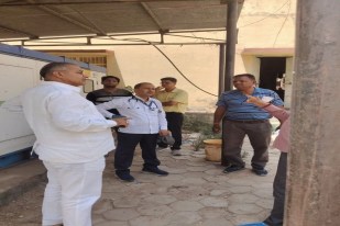 मेडिकल कॉलेज प्राचार्य अस्पताल परिसर में जलहौद की स्थिति देखते हुए।
