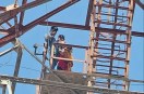 400 फीट ऊंचे टावर पर चढ़ा परिवार, आत्महत्या की दी धमकी