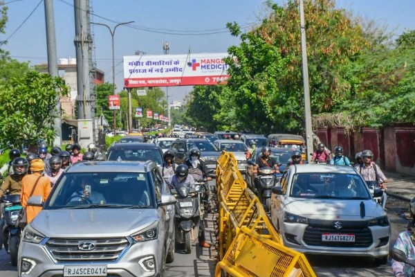 Traffic jaam due to png line