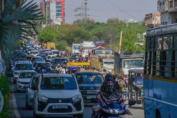 Traffic jaam due to png line