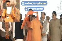 योगी के विशेष अंदाज ने खींचा सबका ध्यान, बंगाल बीजेपी में नए संदेश की चर्चा तेज (फोटो सोर्स : भाषा WhatsApp News Group)