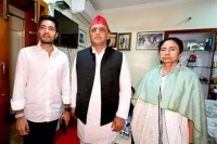samajwadi party chief akhilesh yadav and tmc chief mamata banerjee hold crucial meeting in kolkata