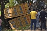 अयोध्या-रायबरेली रोड पर मंगौली गांव के पास हादसा; पुलिस ने डंपर और चालक को किया गिरफ्तार    (फोटो सोर्स : भाषा WhatsApp News Group) 