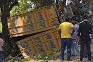 अयोध्या-रायबरेली रोड पर मंगौली गांव के पास हादसा; पुलिस ने डंपर और चालक को किया गिरफ्तार    (फोटो सोर्स : भाषा WhatsApp News Group) 