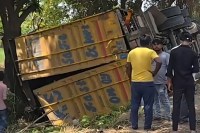 अयोध्या-रायबरेली रोड पर मंगौली गांव के पास हादसा; पुलिस ने डंपर और चालक को किया गिरफ्तार    (फोटो सोर्स : भाषा WhatsApp News Group) 