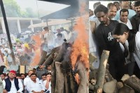 भैंसा कुंड घाट के प्लेटफार्म नंबर-5 पर हुआ अंतिम संस्कार, 13 मन लकड़ियों से सजी चिता; सपा-भाजपा नेताओं का उमड़ा जनसैलाब (फोटो सोर्स : भाषा WhatsApp News Group)