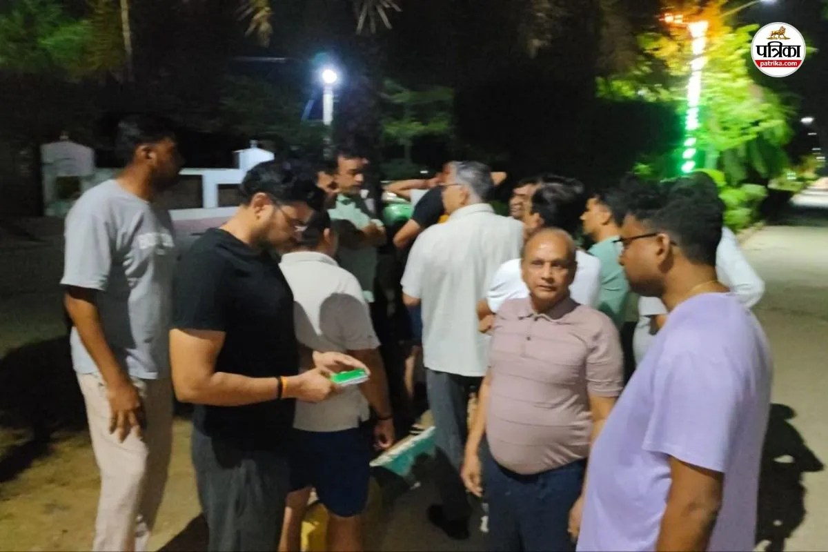 Bharatpur : पुलिस अधिकारी पर बड़ा आरोप, बैडमिंटन खेल रही महिलाओं को फेंकी नंबर लिखी चिट | Bharatpur Police Officer Serio