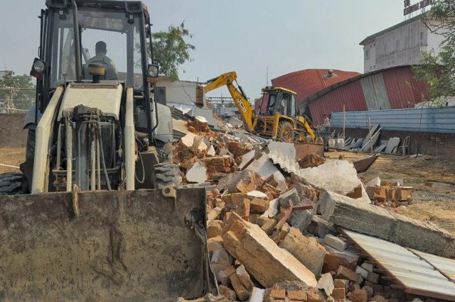 Bulldozer action, Bulldozer action video, Komoda vihar