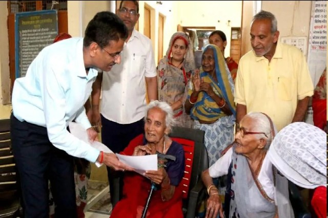 Damoh Collector Pratap Narayan Yadav