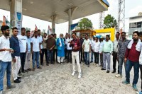 Congresmen protest, Petrol-Diesel crisis