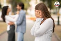 पति के साथ आपत्तिजनक स्थिति मिली पड़ोसन (फोटो सोर्स- iStock)