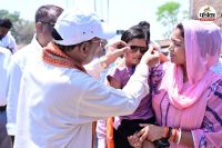 बच्ची को गोद में उठाकर पहनाया चश्मा (फोटो सोर्स- DPR)