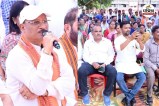 खाट में बैठकर ग्रामीणों से किया संवाद (फोटो सोर्स- DPR)