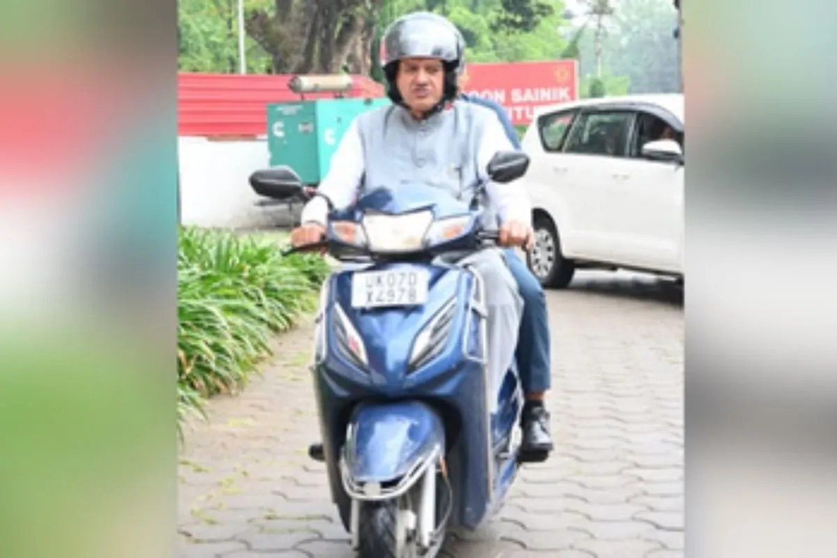 मंत्री की स्कूटी सवारी बनी चर्चा का विषय